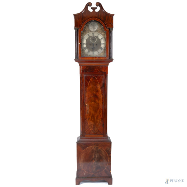 Tavolo coloniale in legno ebanizzato, intagliato a motivi vegetali, con quattro gambe a foggia di fiere  [..]