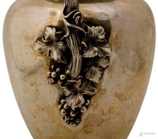 Versatoio in argento con decori cesallati e motivi a tralci di vite, peso gr. 870, altezza cm 30