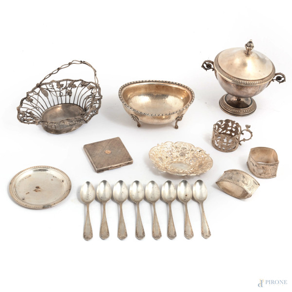 Lotto di oggetti in argento di varia manifattura, misure massime, cm 14x17, peso complessivo lordo gr 840, (segni di usura, difetti)