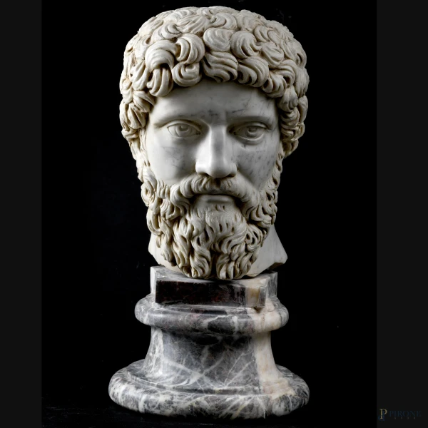 Busto in marmo raffigurante Marco Aurelio, XIX-XX secolo, altezza complessiva cm 45,5
