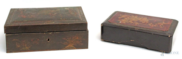 Lotto composto da due scatole in legno dipinto, arte orientale,cm. 26x19 - 25x16. (rotture).