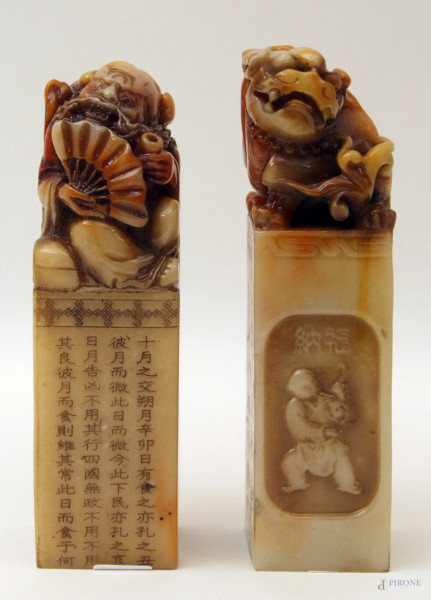 Lotto composto da due sigilli in pietra saponaria a soggetto di un budda e un cane di Fo&#39;, H 13 cm.