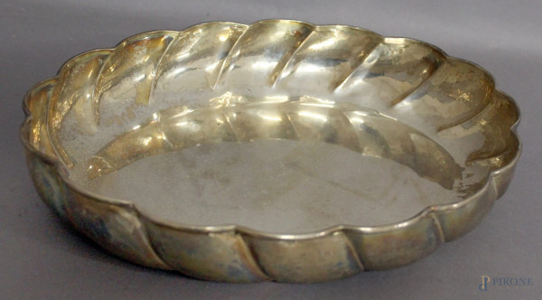 Centrotavola di linea ovale in argento, lunghezza 32,5 cm, gr. 570.