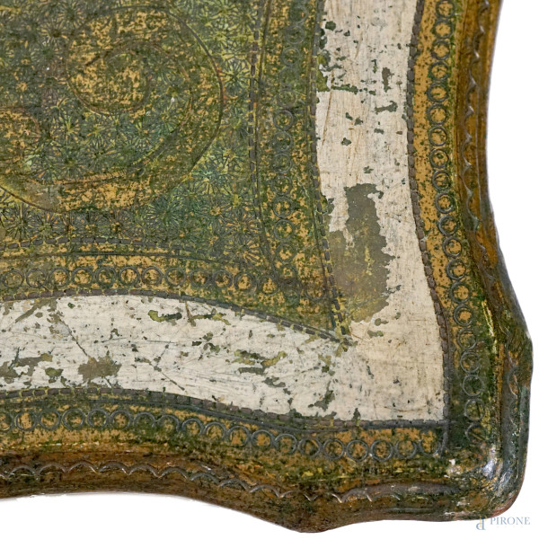 Mobiletto in legno dorato con decori incisi, XX secolo, fronte ad un cassetto e due sportelli, ga...