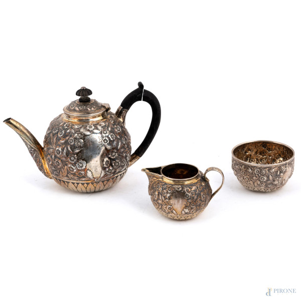 Servizio composto da teiera, lattiera e zuccheriera in argento. Inghilerra, Charles Boyton, 1886, altezza massima cm 13,5, peso lordo gr 420
