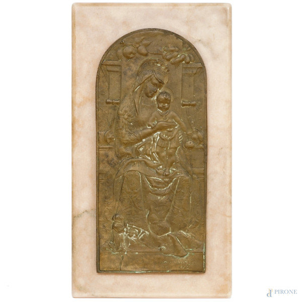 Bassorilievo in bronzo rappresentante la Madonna col Bambino e un piccolo frate francescano orante, "OPUS CAROLI CRIVELLI VENETI 1482", supporto in marmo, XX secolo, cm 38x17