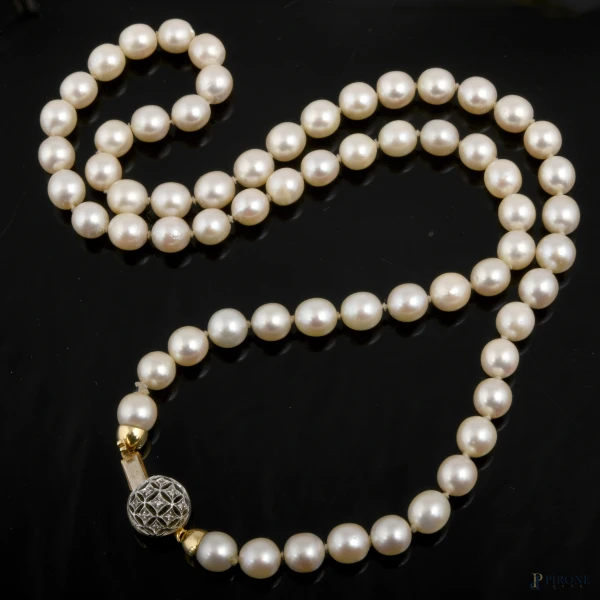 Collana di perle con chiusura in oro 18 kt, lunghezza cm 62