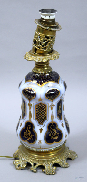 Lampada da tavolo in porcellana bianca e blu con particolari dorati, base e finiture in bronzo, altezza cm 38,5, (difetti)