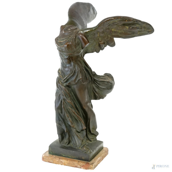 Scultura in bronzo rappresentante la Nike di Samotracia, base in marmo, XX secolo, altezza cm 39,5