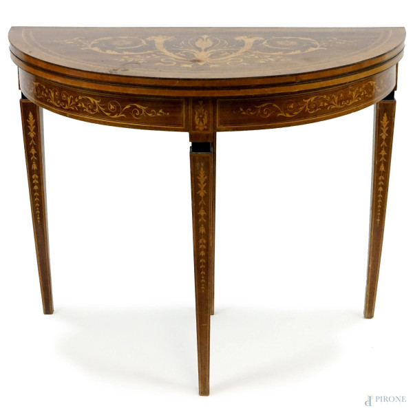 Tavolo consolle uso gioco stile Luigi XVI, in legno intarsiato a motivi roccailles, gambe ad obelisco rovesciato, cm h 80,5, diam. cm 101, (difetti).