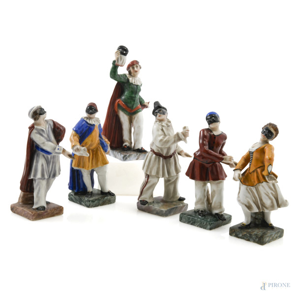 Lotto di sei sculturine in porcellana Capodimonte raffiguranti personaggi del Carnevale, altezza cm 13, (segni di usura,  sbeccature, difetti)