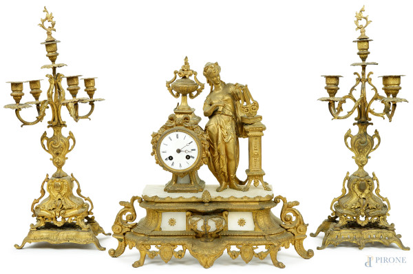 Trittico in metallo dorato e onice, Francia, XIX secolo, composto da orologio e due candelabri a cinque fiamme, misure pendola cm h 44x41x13, alt. candelabri cm 56, (meccanismo da revisionare).