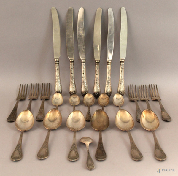 Servizio di posate per sei in metallo lavorato, composto da sei coltelli, sei forchette grandi, sei cucchiai grandi e sei cucchiaini, Russia XX secolo.