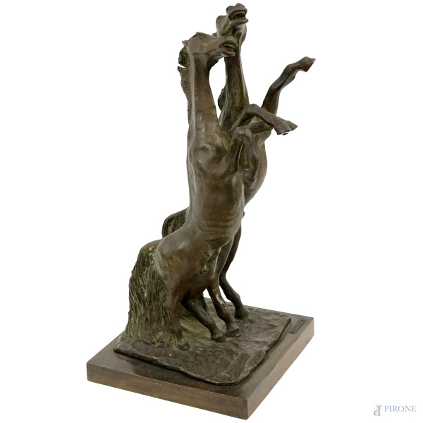 Scultura in bronzo rappresentante due cavalli rampanti, base in legno, firmata e datata R. Bernar...