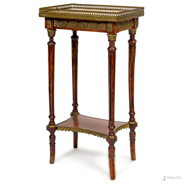Tavolinetto impiallacciato in radica con piano in marmo rettangolare con balaustra perimetrale in lamina di bronzo traforata. Quattro gambe scanalate raccordate da piano, XX secolo, cm 76x40,5x30,5, (segni di usura, scalfiture, graffi)