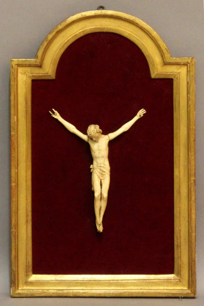 Cristo del XIX secolo in  avorio, entro cornice in legno dorato, altezza 41,5x26,5, (difetti).