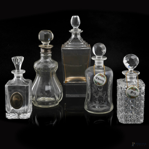 Lotto composto da 5 bottiglie in cristallo e vetro di varia foggia, XX secolo, altezza massima cm 28,5, ( segni di usura, sbeccature)