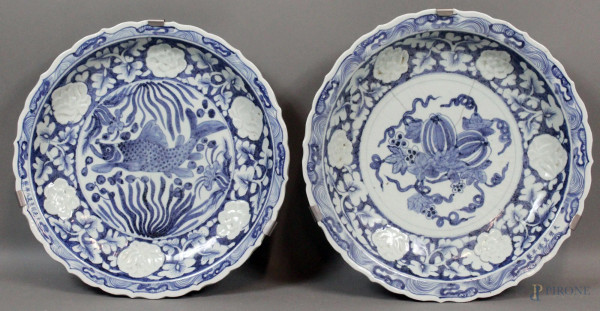 Coppia di piatti in porcellana bianco e blu, decorati a motivi floreali e vegetali, bordo mistilineo, Cina XX secolo diametro, cm. 42, (filature).