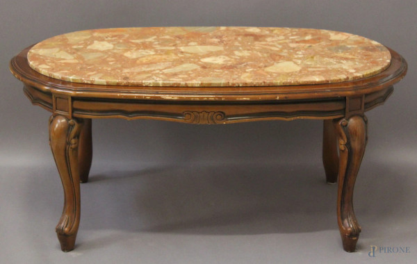 Basso tavolinetto di linea ovale in noce con piano in marmo, h.43x98x52 cm