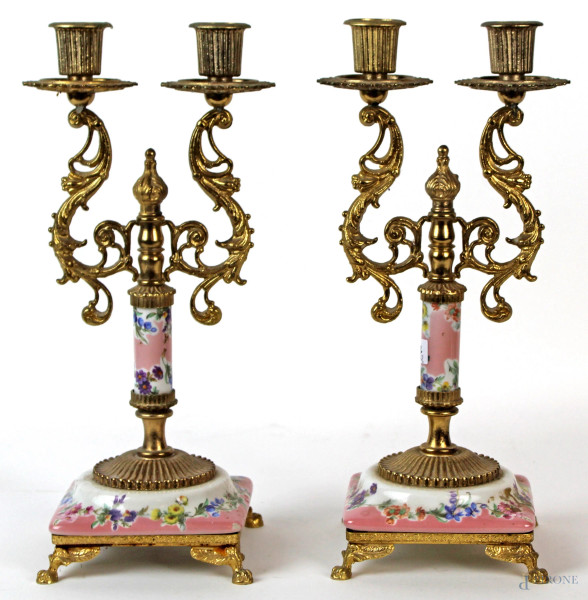 Coppia di candelabri a due fiamme in porcellana policroma e metallo dorato, base a sezione quadrata, piedi ferini, altezza cm 30, (difetti e restauri)