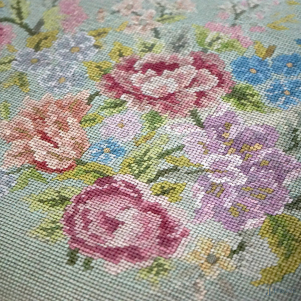 Panchetta in legno dorato con profili scolpiti e rocailles e motivi fogliati, quattro gambe lieve...