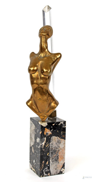 Enzo Carnebianca - Busto di donna, scultura in bronzo su supporto in plexiglass, cm h 16,5, N.161/250, base in marmo nero screziato, (altezza tot. cm 30,5).