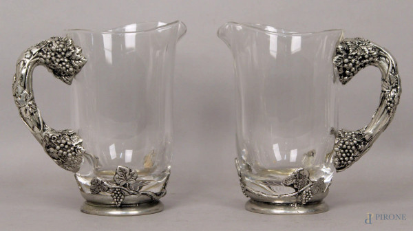 Coppia di caraffe in vetro con elementi bagnati in argento, altezza 20 cm.