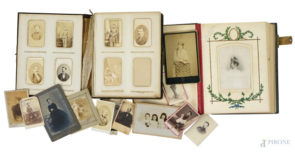 Lotto composto da due album, varie fotografie d'epoca e fogli manoscritti, ingombro max cm 5x22,5x30, XIX-XX secolo, (difetti, un album contenente meccanismo a carillon)
