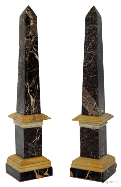 Coppia di obelischi in marmo pregiato, XIX sec, h. 32 cm