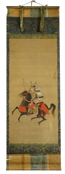 Kakemono raffigurante Samurai a cavallo, tecnica mista su seta applicata su carta, ingombro cm 111x36,5, Giappone, (difetti).