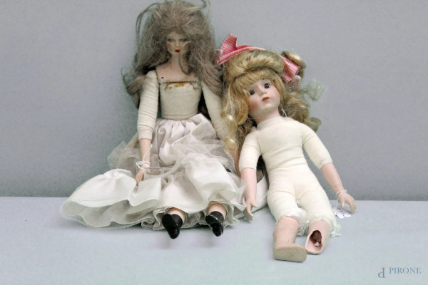 Lotto di due antiche bambole in porcellana, (difetti).