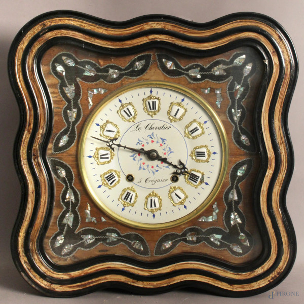 Orologio da muro, occhio di bue, in legno ebanizzato e legno di frutto, quadrante dipinto con decorazioni in madreperla a numeri romani, XIX sec., cm 47 x 47.