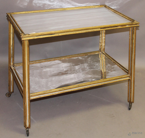 Carrello portavivande in legno dorato con piani a specchio, h. cm 65, larg. cm 74, prof. 44.