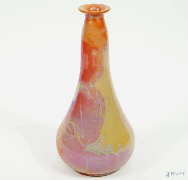 Vasetto monofiore con collo allungato in ceramica smaltata a lustro, XX secolo, cm h 27.