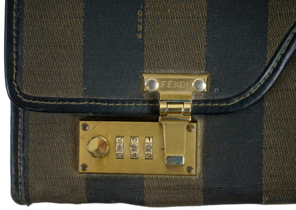 Fendi Valigetta vintage in tela Pequin Stripe con finiture in pelle nera, cm 34x46x16,5, (difetti...