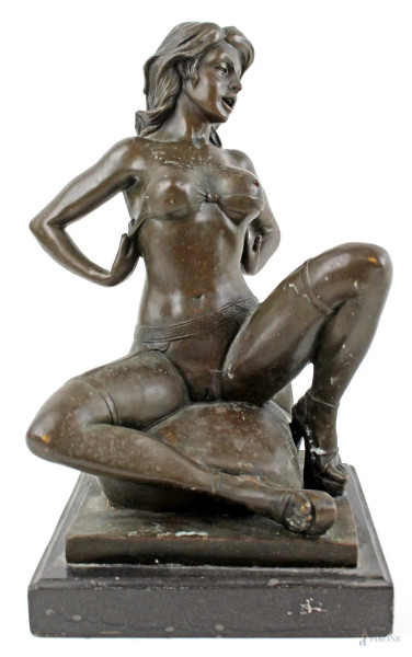 Scena erotica, scultura in bronzo, altezza cm. 28, base in marmo, firmato Preiss, XX secolo.