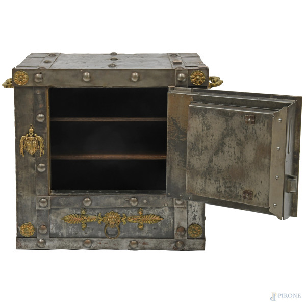 Cassaforte in ferro battuto con borchie e applicazioni decorative in bronzo dorato in stile rinas...