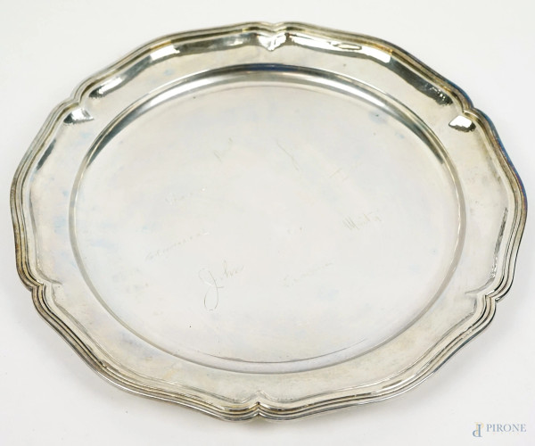 Vassoio in argento, prima metà XX secolo, di linea tonda con profilo sagomato e firme incise, diam. cm 34,5, peso gr. 785