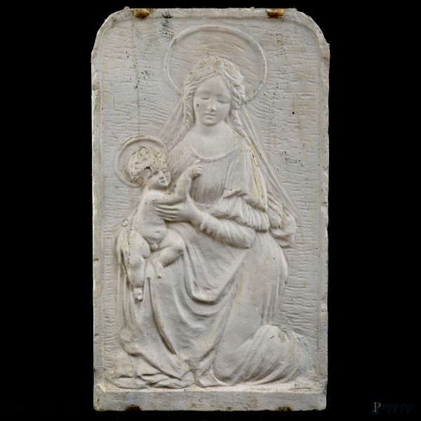 Placca in polvere di marmo con rilievo di Madonna con Bambino, XX secolo, cm 47,5x27(difetti, usura del tempo)