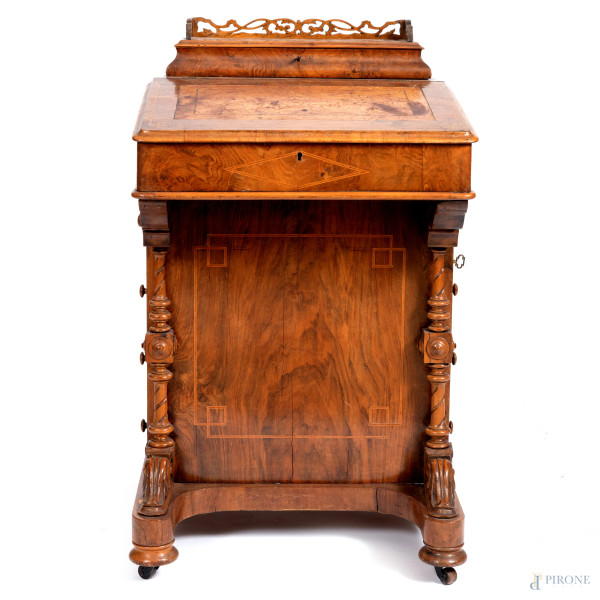 Davenport impiallacciato in radica, intagliato e intarsiato in varie essenze. XX secolo, cm 87x53x54, (Segni di usura, scalfiture, graffi, difetti)