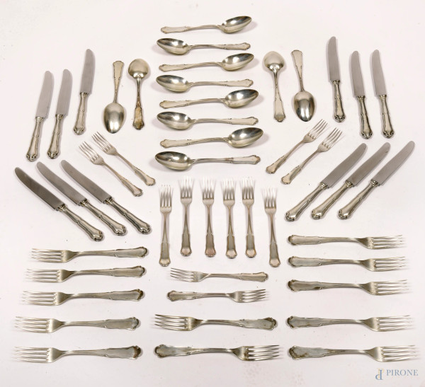 Servizio da 12 persone in argento: 12 forchette ( gr 620); 12 cucchiai ( gr 690); 12 forchettine (gr 380); 12 coltelli da dolce; 12 coltelli