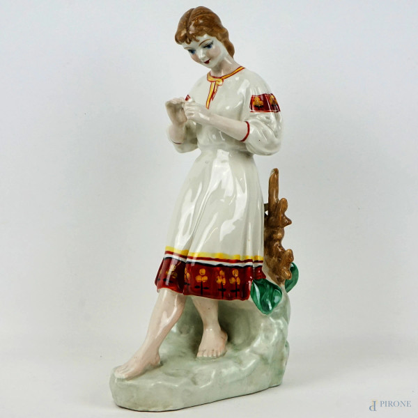 Campagnola con margherita, scultura in porcellana policroma, cm h 31, manifattura russa, XX secolo.