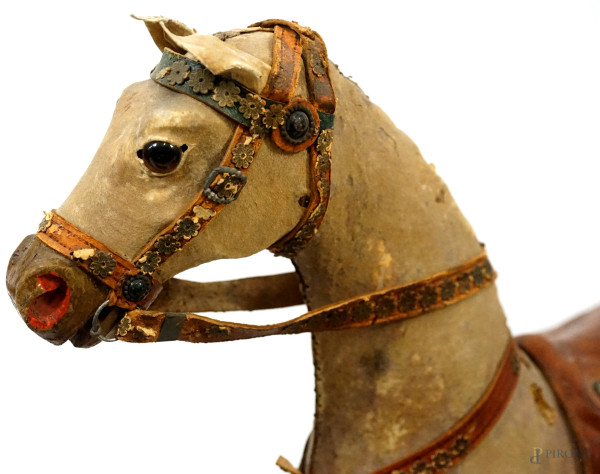 Lotto composto da otto cavalli in legno, pelle, pelliccia e stoffa, XIX-XX secolo, misura max cm ...