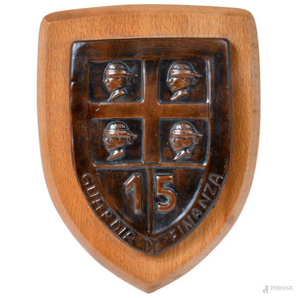 Lotto composto da cinque targhe e un posacenere, XX secolo, misure massime cm 21x16x3