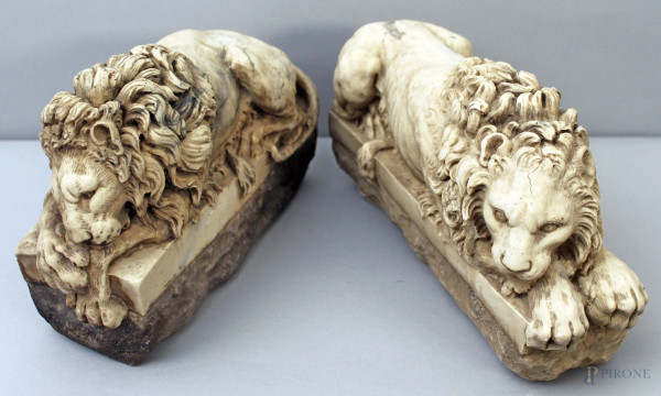 coppia di leoni in marmo, h. 20x27x10 cm