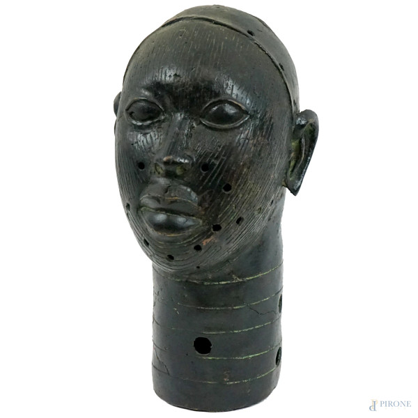 Volto, scultura in bronzo, stile del Regno del Benin, XX secolo,  cm h 35.