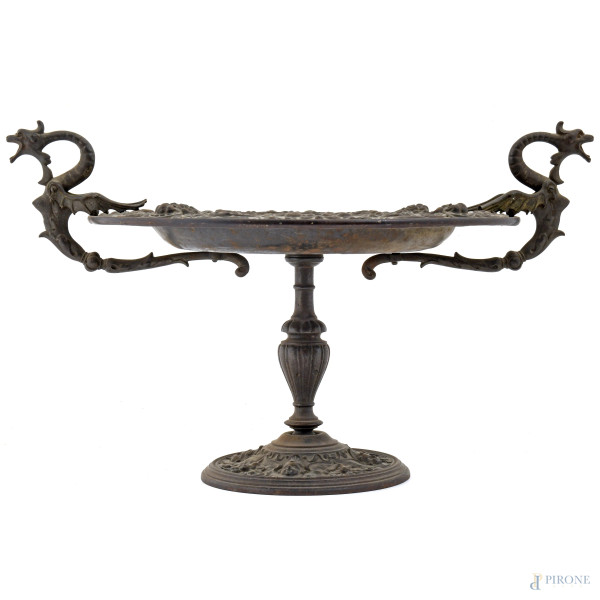 Alzata centrotavola in bronzo cesellato con prese a foggia di drago, cm 30x34,5, (mancanze)