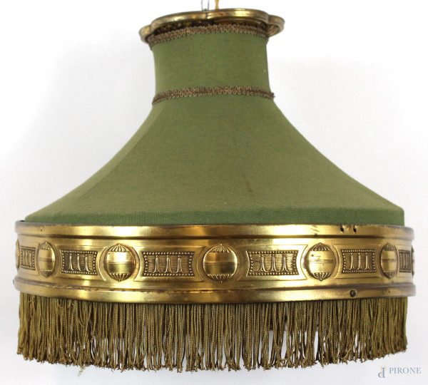 Lampadario a sospensione in metallo dorato, con paralume in stoffa verde, altezza cm. 28, diametro cm. 40, (difetti).