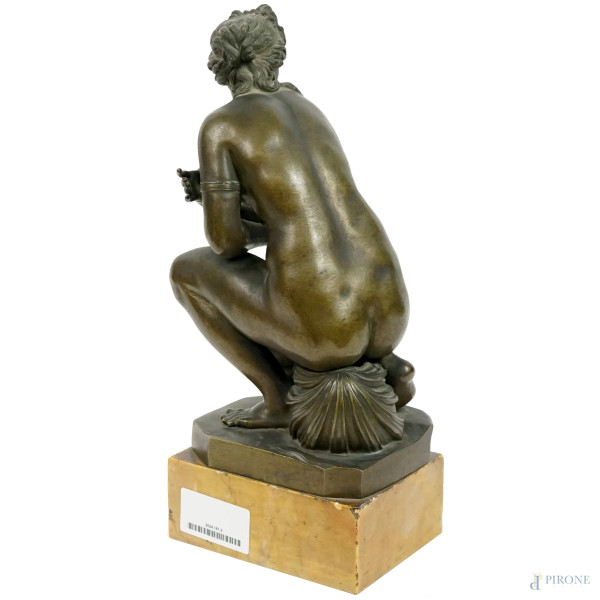 Venere, scultura in bronzo, poggiante su base in marmo giallo, XIX secolo, firmato, altezza cm 35