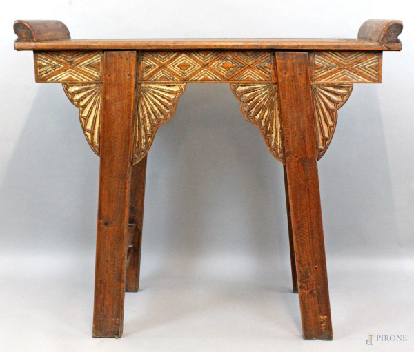 Consolle orientale in legno di teak, parti incise, cm h 96x109x39,5, XX secolo